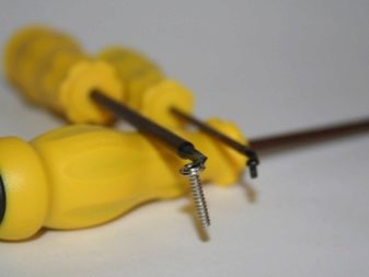 Способы выкручивания треугольных винотов с использованием инструмента и без него Способы выкручивания треугольных винотов с использованием инструмента и без него