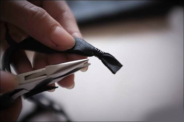 Необычные ожерелья из кожи: 7 идей с инструкциями