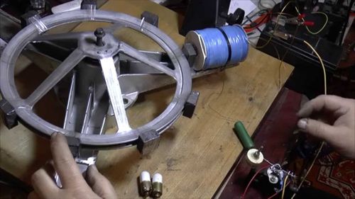 Варианты полезных самоделок из старой стиральной машины drovokol_s_dvigatelem_ot_stiralnoj_mashiny_3