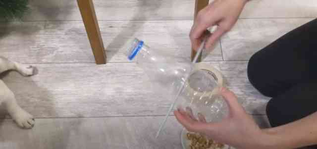 Бутылка должна крутиться на спице