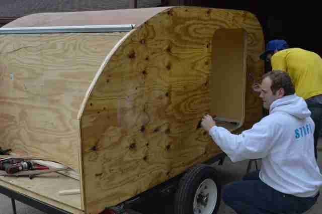 kak-postroit-kemping-treyler-slezinka-chast-230