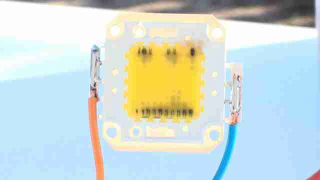 Подключаем LED и лампочку к 1000 вольтам.mp4_snapshot_00.52_[2016.04.28_13.54.19]