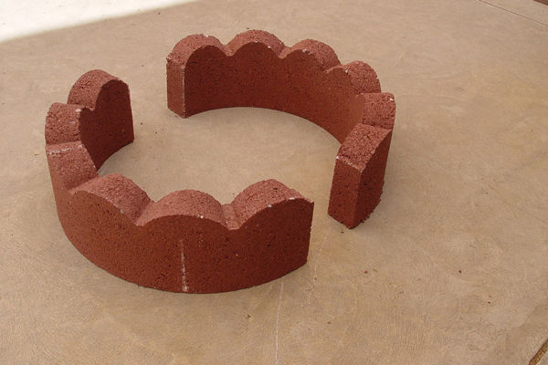 kak-sdelat-ochag-iz-betonnyih-bordyurov-dlya-derevev2