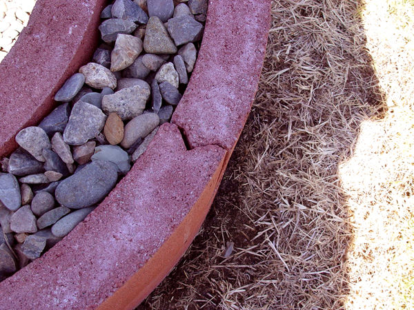 Как сделать очаг из бетонных бордюров для деревьев