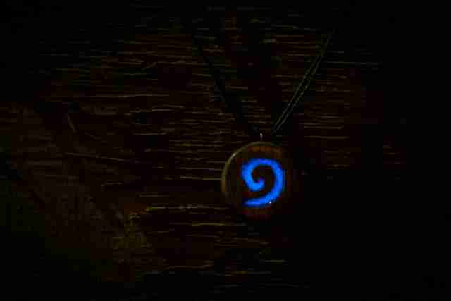 Светящийся медальон с лого игры HearthStone из дерева и смолы своими руками dsc_8044__