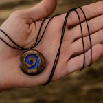 Светящийся медальон с лого игры HearthStone из дерева и смолы своими руками