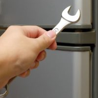 Как переставить дверь холодильника на другую сторону: перенавешиваемые двери